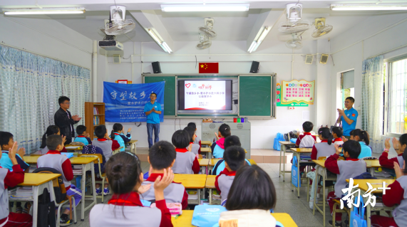 项目执行组马不停的来到南山镇六和村的六和小学。 项目执行组马不停的来到南山镇六和村的六和小学。