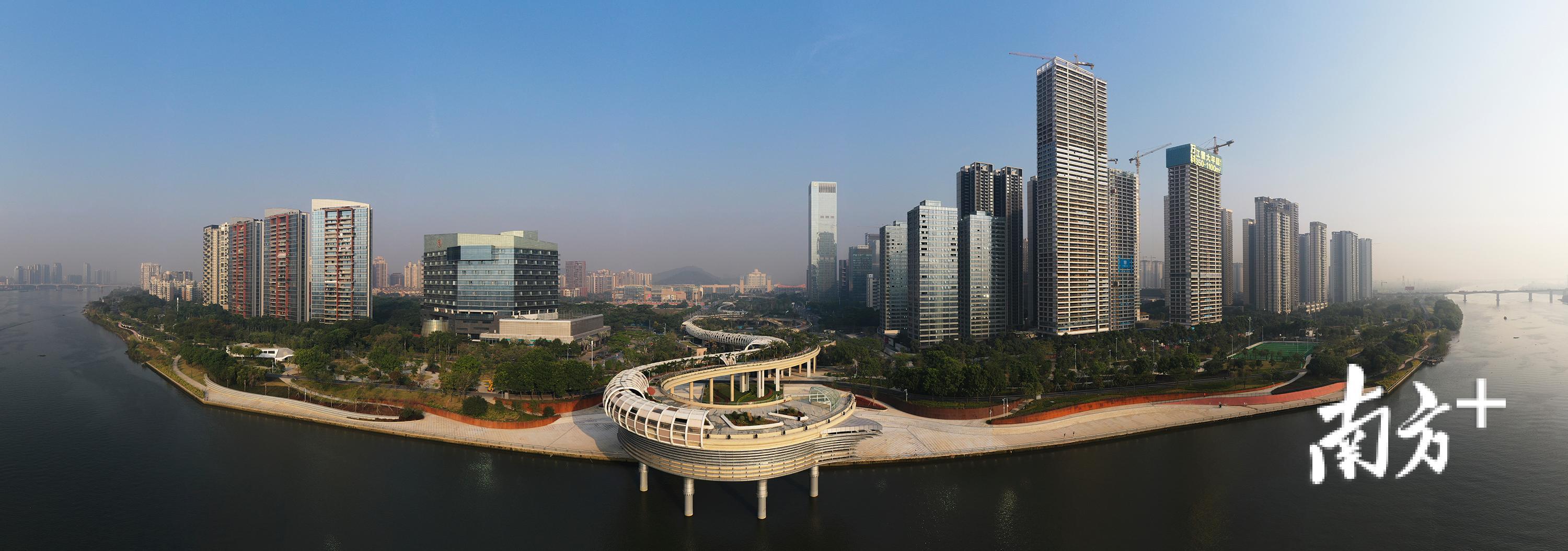 德胜新城中轴线滨水地段全景图。德胜新城中轴线整体已经完工，目前进入夜景完善阶段。