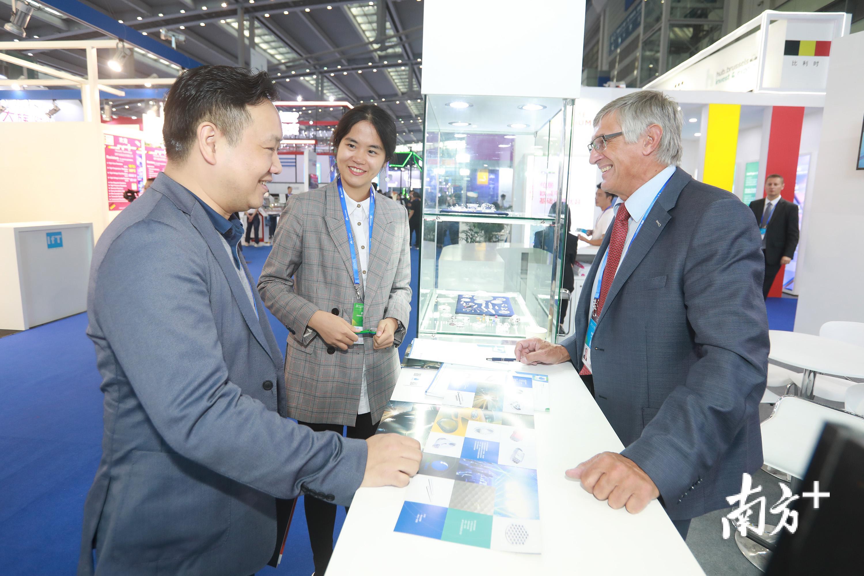 参展商正在交流。