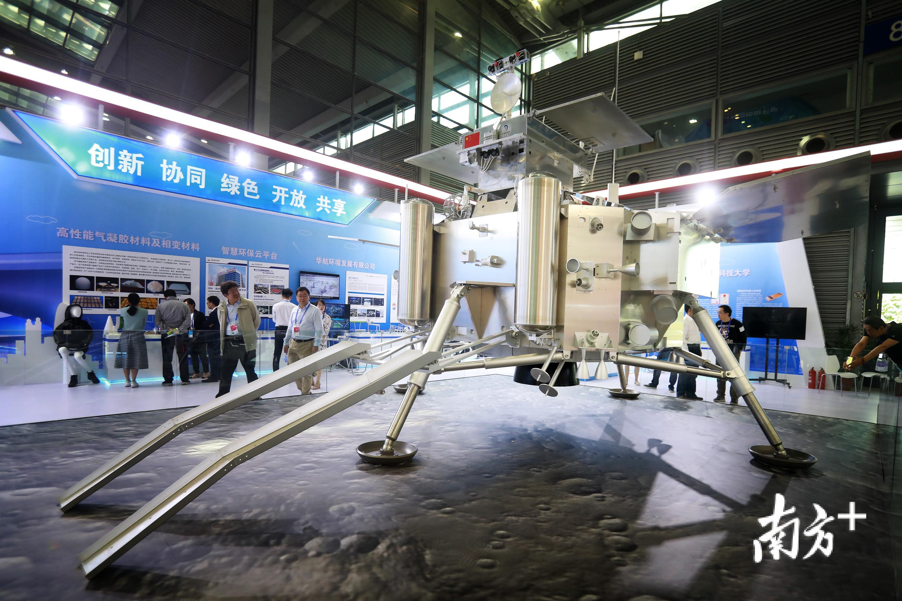 按照嫦娥四号探测系统同比例建造的模型机器，现场展示着陆器、巡视器、月球车等。