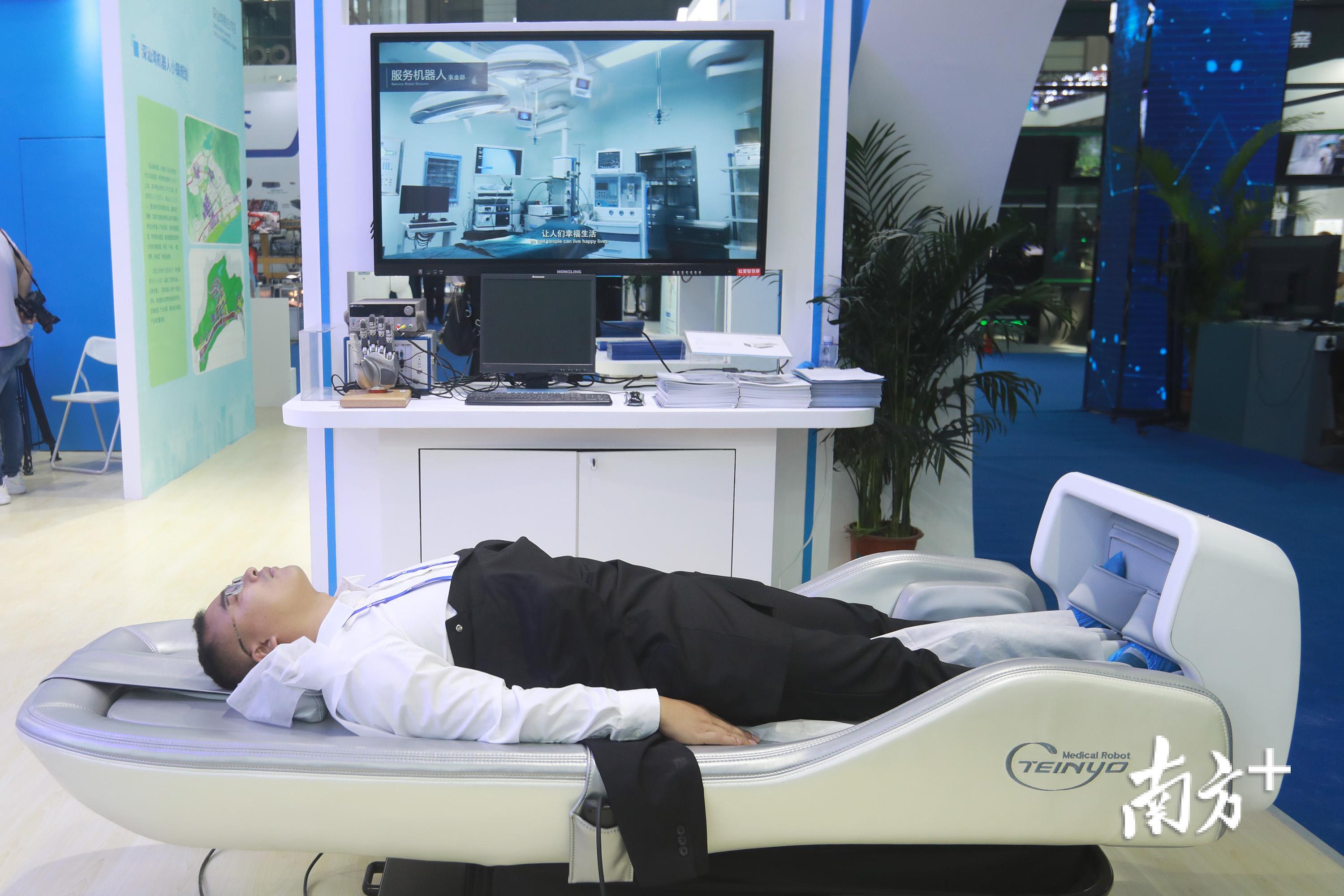 观众正在体验可调理亚健康状的医疗设备。