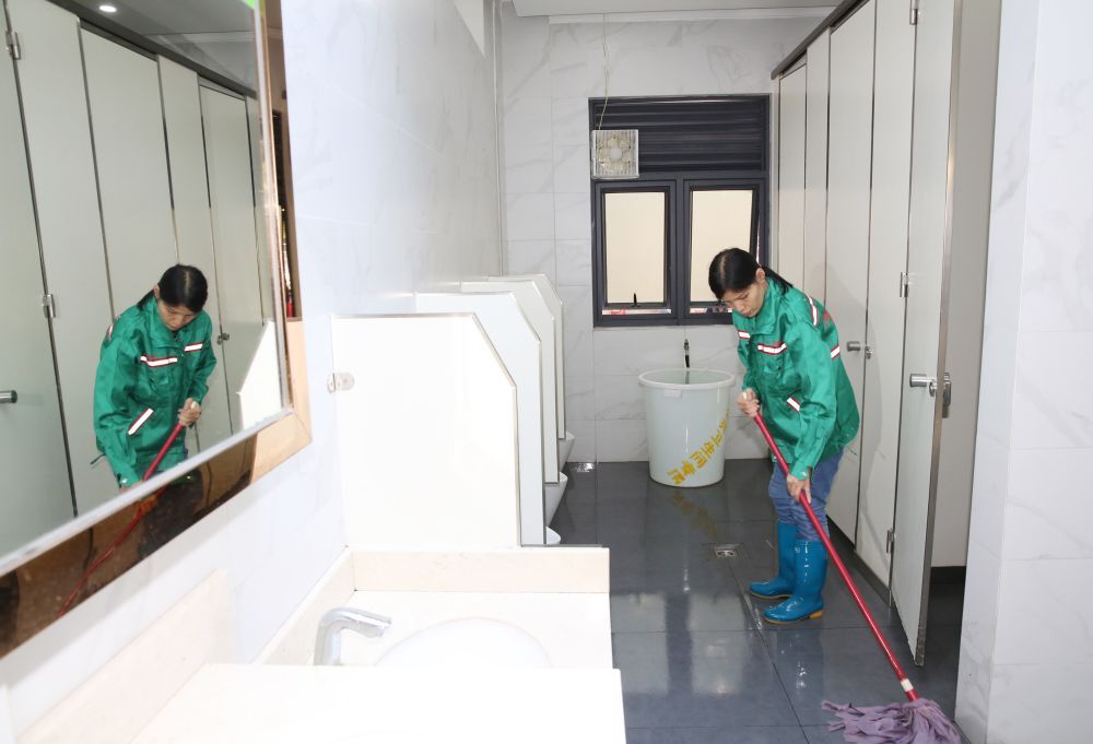 公厕保洁员在做日常保洁工作