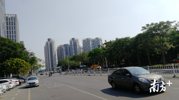 在北滘商业广场外，记者等候了10多分钟才拦到车。熊程 摄