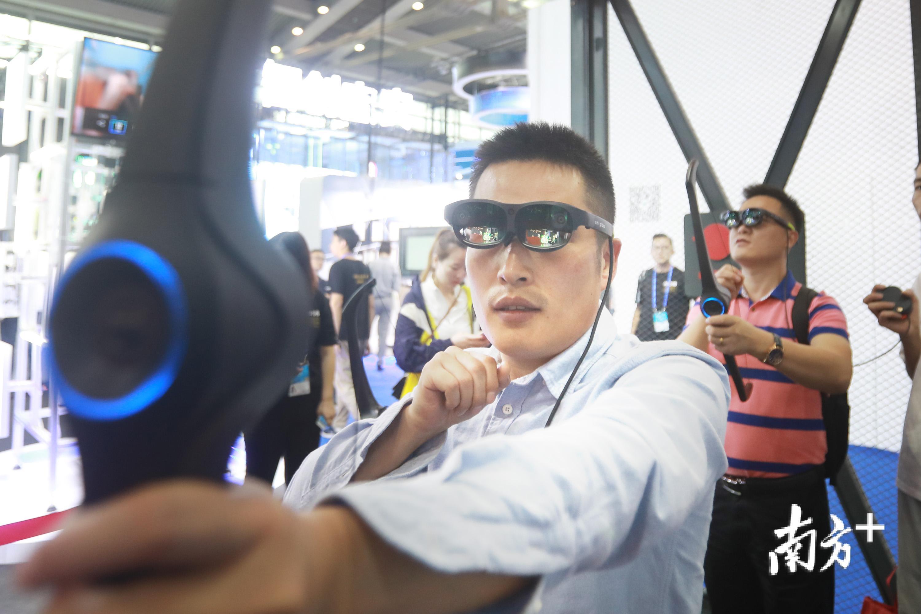 观众正在体验VR虚拟射箭。