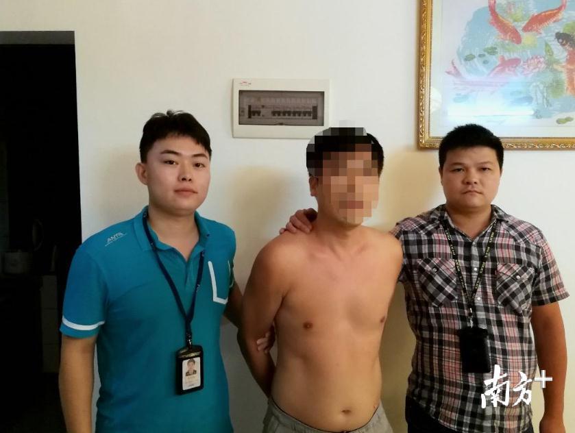 刘佳鑫（左一）抓获电信诈骗犯罪嫌疑人