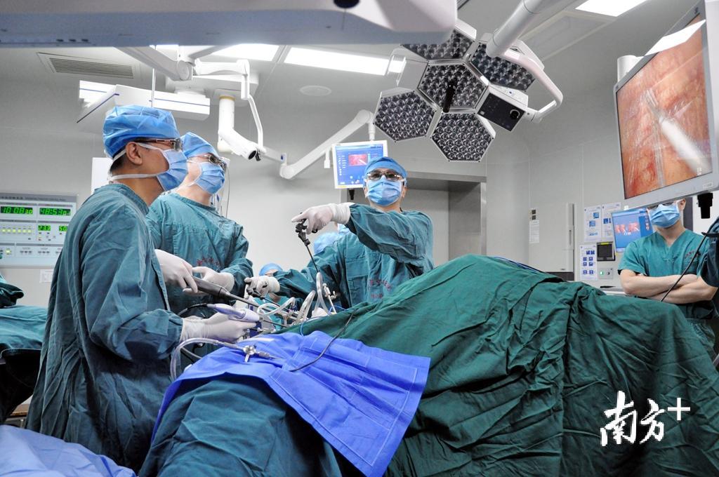 在粤东首个3D一体化手术室,王小忠(左一)及其团队正在进行3D腹腔镜手术。 在粤东首个3D一体化手术室,王小忠(左一)及其团队正在进行3D腹腔镜手术。