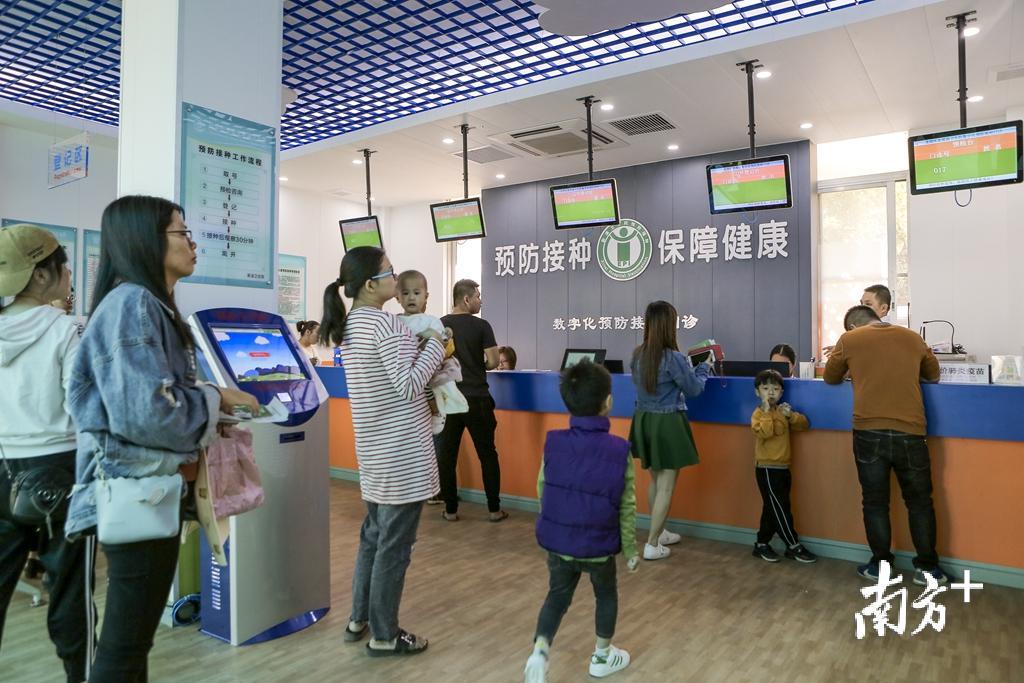 早上是新溪街道卫生院预防接种门诊人最多的时候。