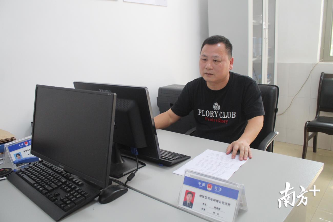 袁涌辉的办公室是距离司法所门口最近的房间。 袁涌辉的办公室是距离司法所门口最近的房间。