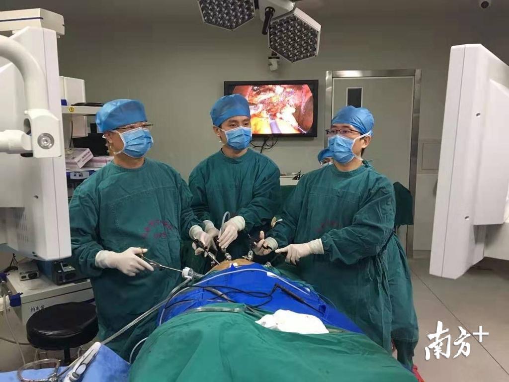 王小忠(左)等实施全腹腔镜胰十二指肠切除术。 王小忠(左)等实施全腹腔镜胰十二指肠切除术。