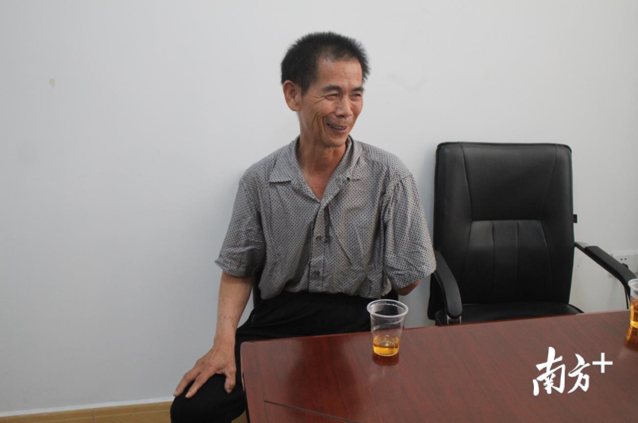 提及工伤,洪伯伤心落泪;谈到袁涌辉,洪伯又喜笑颜开。 提及工伤,洪伯伤心落泪;谈到袁涌辉,洪伯又喜笑颜开。