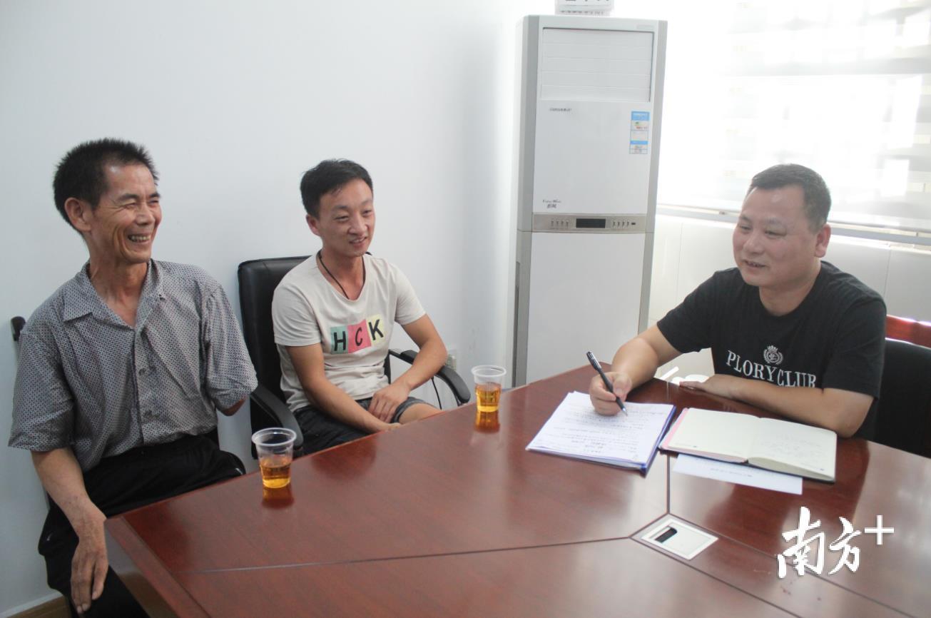 左起:洪伯、倪祥刚、袁涌辉。得知南方日报记者将要采访袁涌辉,腿脚不便的洪伯专门坐车15公里来到梅云司法所。 左起:洪伯、倪祥刚、袁涌辉。得知南方日报记者将要采访袁涌辉,腿脚不便的洪伯专门坐车15公里来到梅云司法所。