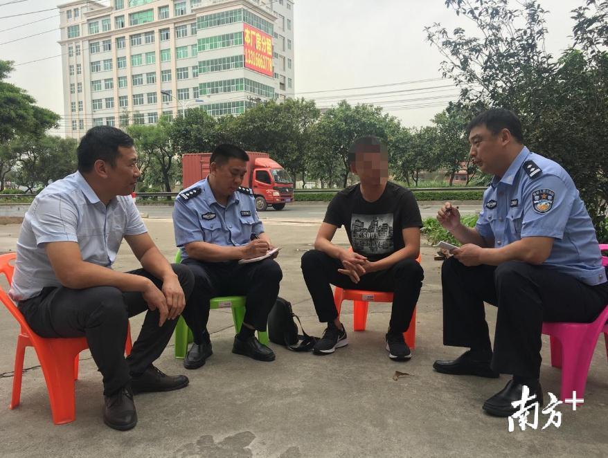 堵瑞峰（右一）和驻村民警到电信诈骗前科人员工作的地方进行座谈。陈诗韵 摄