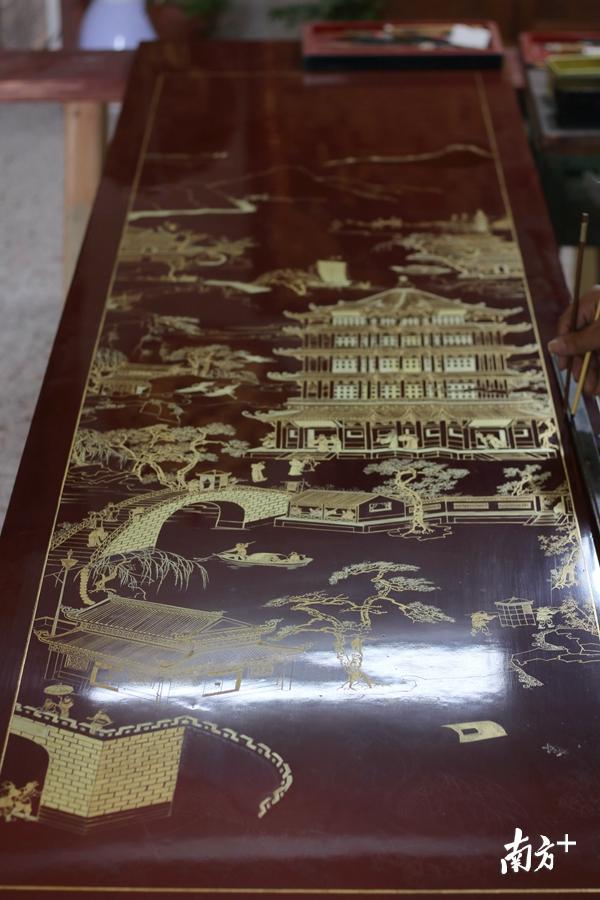 未完成的金漆画作品《故人西辞黄鹤楼》（局部）。