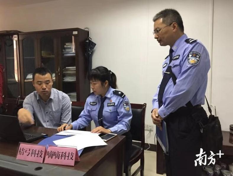 彭华妍（中间）与企业协商合作