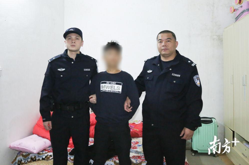 陈境文（左一）抓获电信诈骗犯罪嫌疑人。林继健 摄