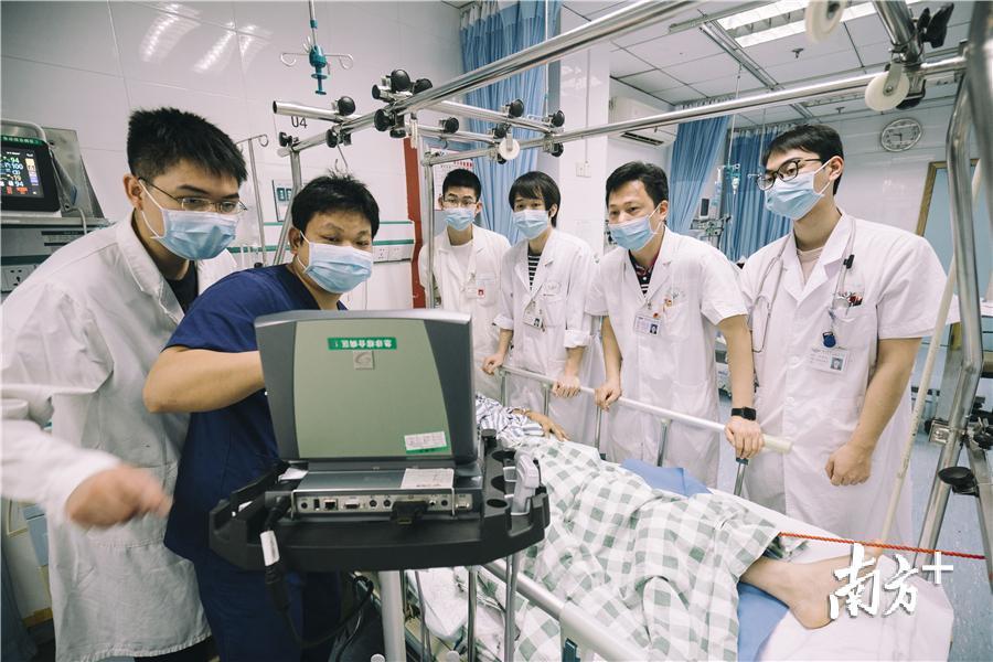 李王安(右二)和急救创伤团队成员问诊病人病情。 王昌辉 摄 李王安(右二)和急救创伤团队成员问诊病人病情。 王昌辉 摄