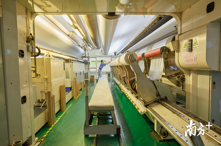 德冠薄膜持续拓展全球高端市场，推动自身产品的品质提升。图为德冠薄膜从英国引进的ATLAS分切机。德冠薄膜供图