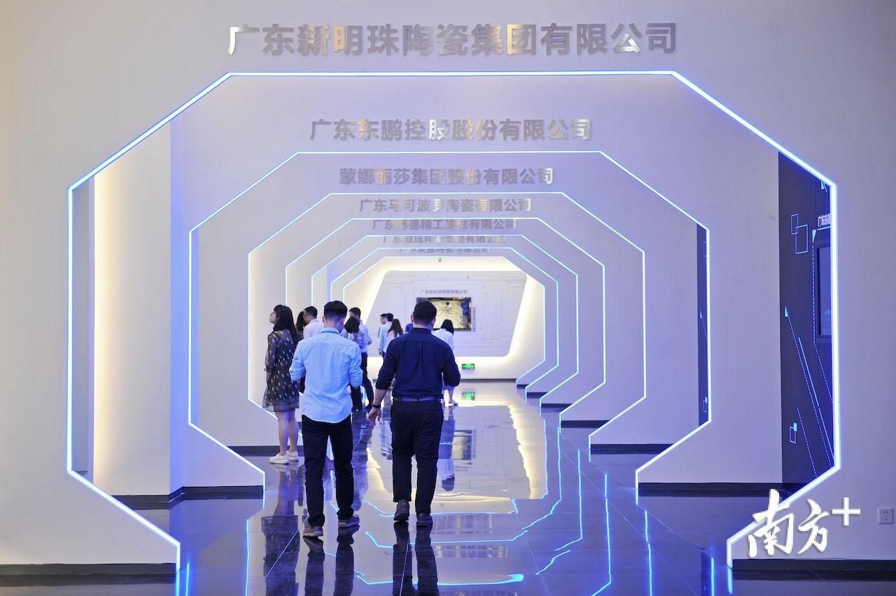 展示厅内集纳了东鹏、新明珠、蒙娜丽莎等建陶产业的“领跑集团”。戴嘉信 摄 展示厅内集纳了东鹏、新明珠、蒙娜丽莎等建陶产业的“领跑集团”。戴嘉信 摄