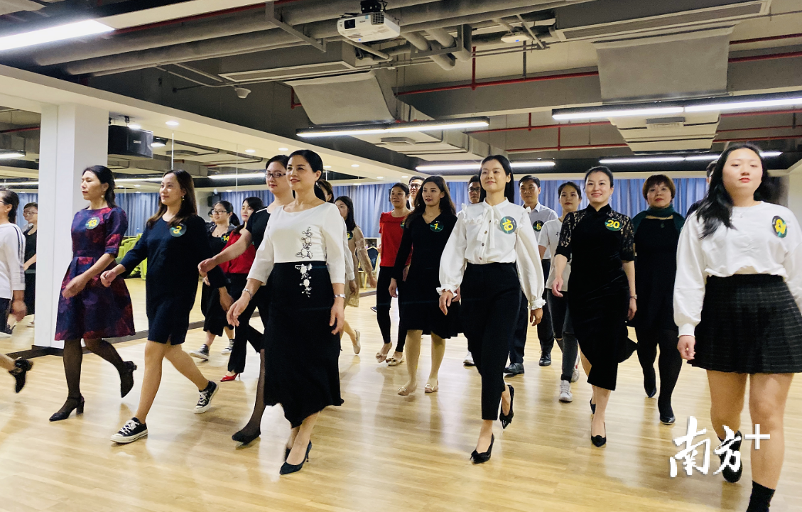 导师为16强选手进行培训。