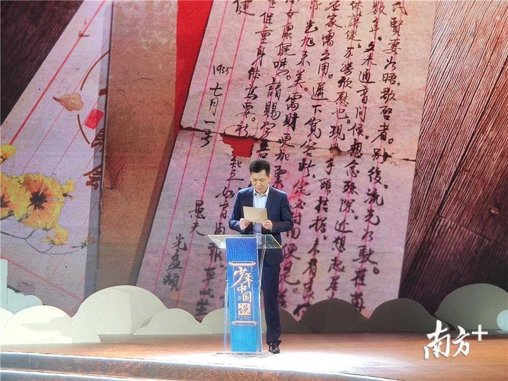 开平侨青会会长、秘鲁归侨潘小龙用粤语深情朗诵。 开平侨青会会长、秘鲁归侨潘小龙用粤语深情朗诵。