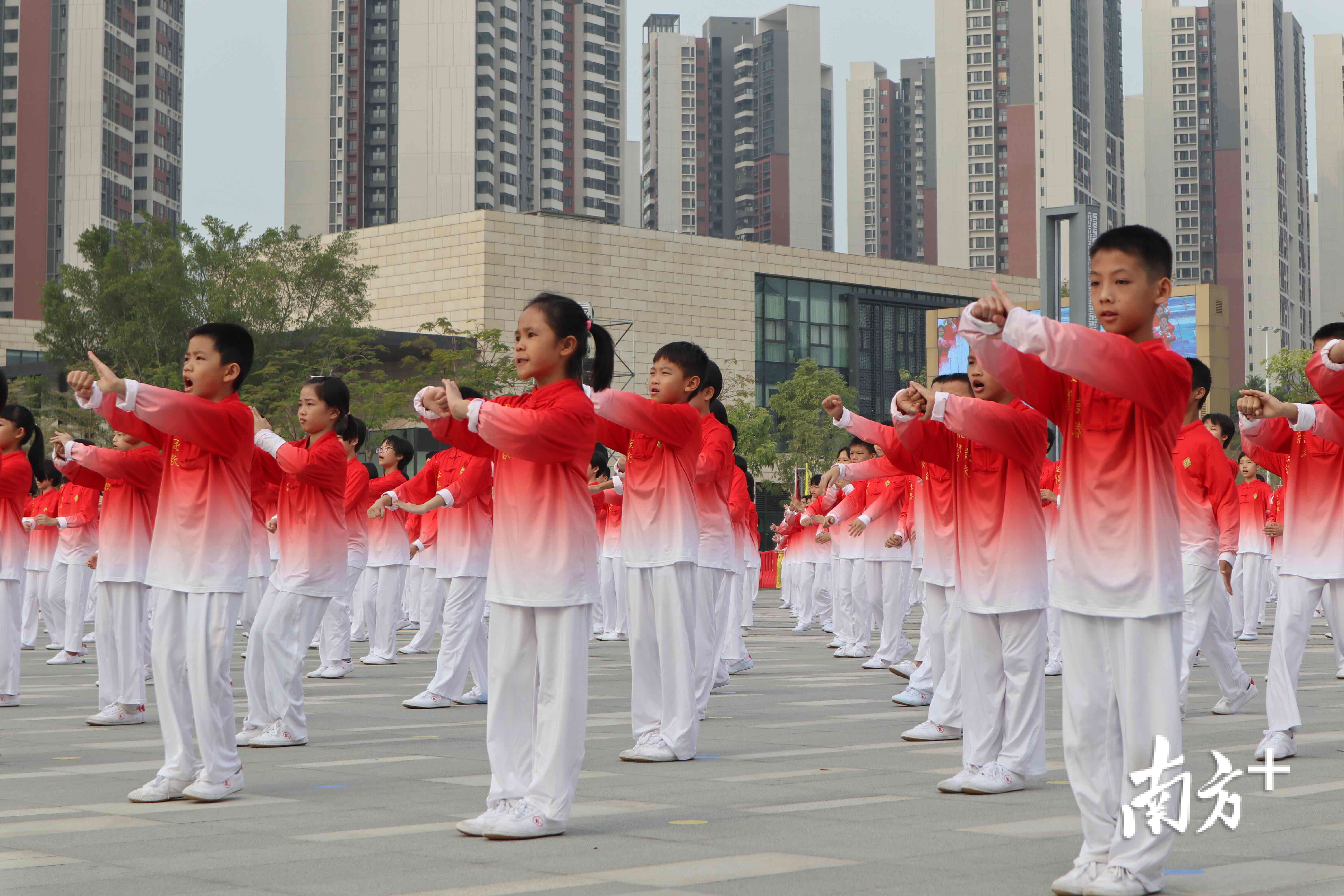 视频鹤山逾万名学生表演咏春拳齐诵少年中国说