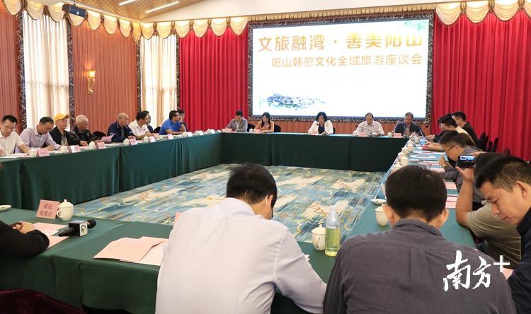 专家、学者、行业精英汇聚阳山开展座谈。段灿 摄