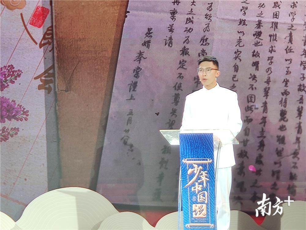 委内瑞拉籍学生甄文威的朗诵慷慨激昂。 委内瑞拉籍学生甄文威的朗诵慷慨激昂。