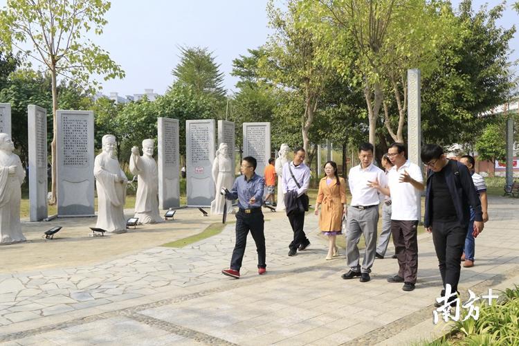 专家、学者、行业精英调研参观韩愈文化公园。段灿 摄