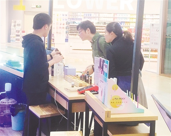 顾客在市区一实体店选购电子烟产品。 顾客在市区一实体店选购电子烟产品。