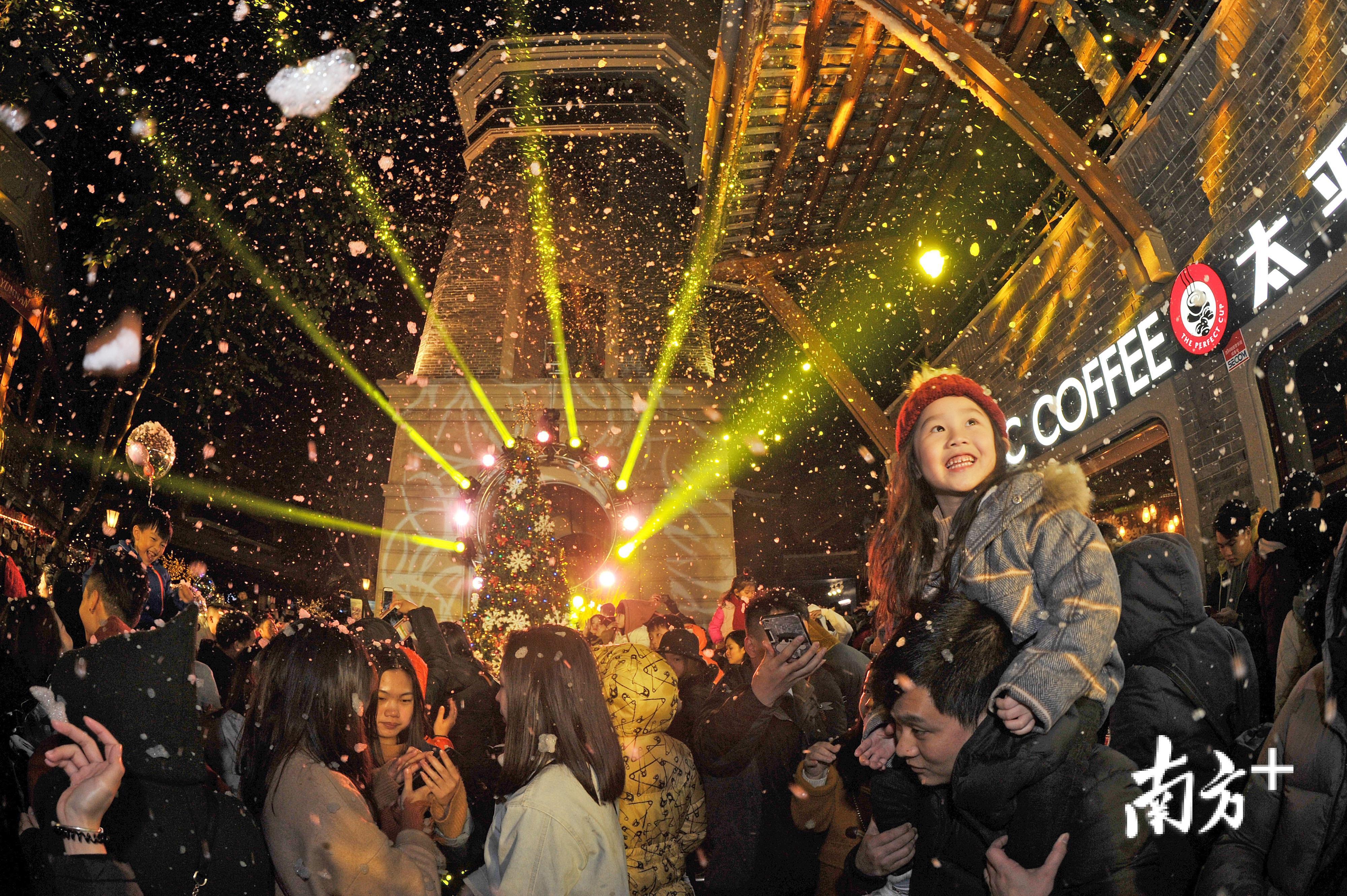 在今年的跨年夜,佛山岭南天地举办丰富的活动,让市民感受别样的节日气氛。戴嘉信 摄 在今年的跨年夜,佛山岭南天地举办丰富的活动,让市民感受别样的节日气氛。戴嘉信 摄