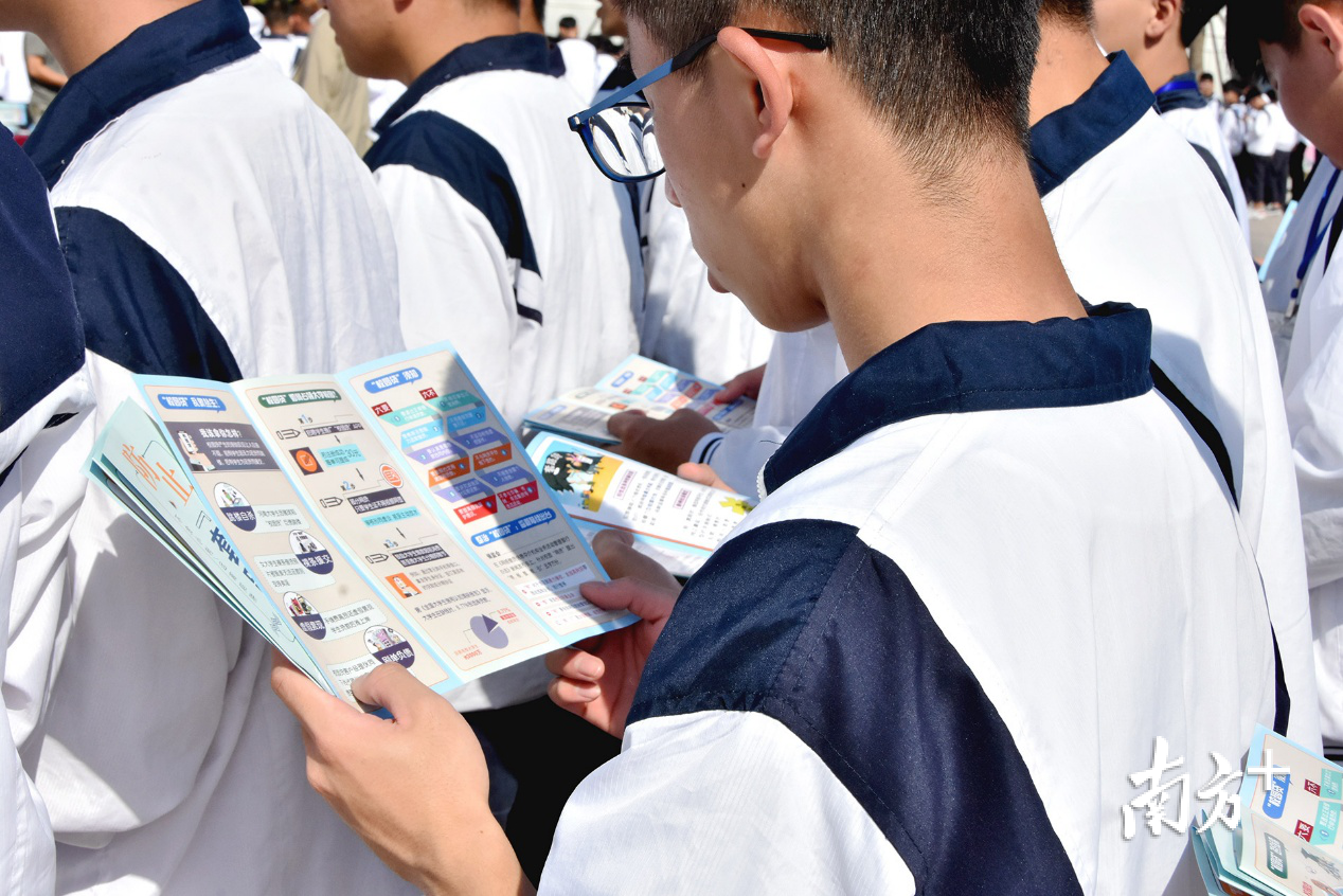 学生们认真了解防范“校园贷”常识。