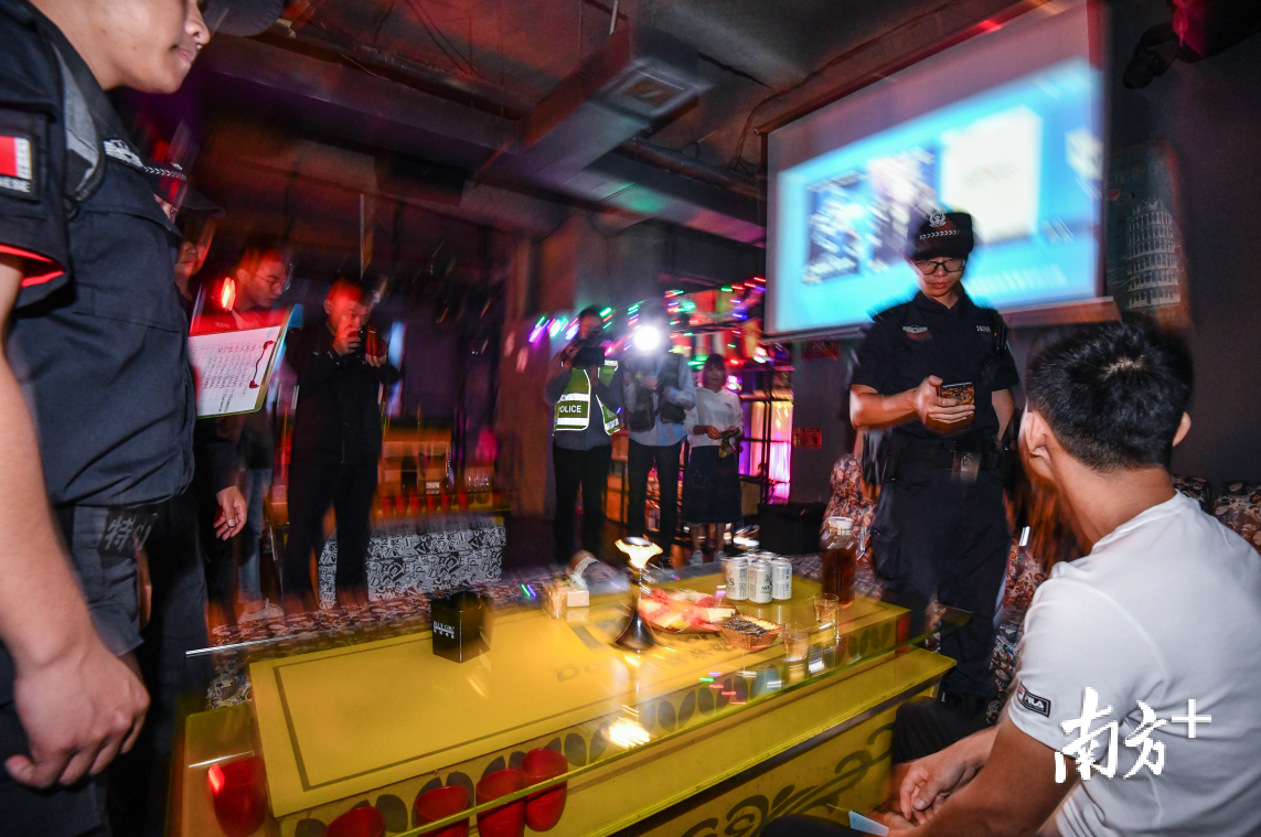 记者随数名民警首先来到辖区内的一家娱乐场所进行清查。 记者 曾亮超 摄 记者随数名民警首先来到辖区内的一家娱乐场所进行清查。 记者 曾亮超 摄