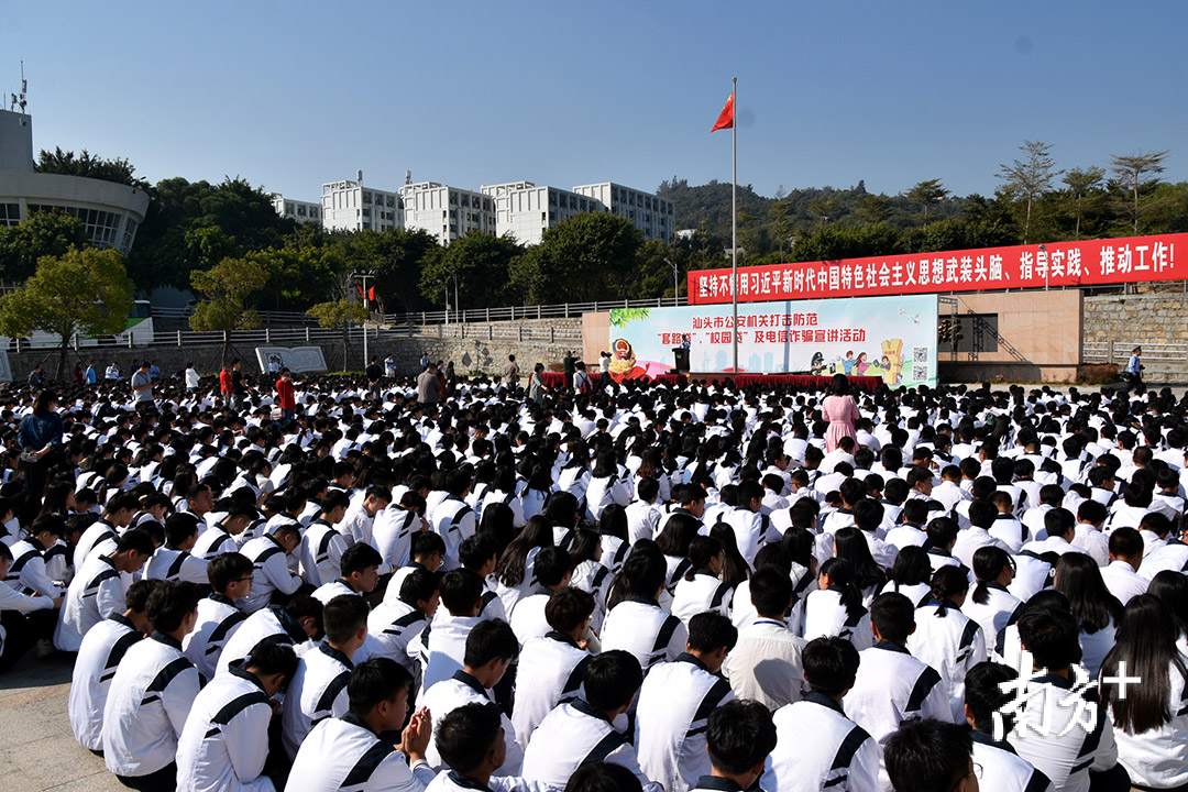 全体6000余名师生参加了讲座。