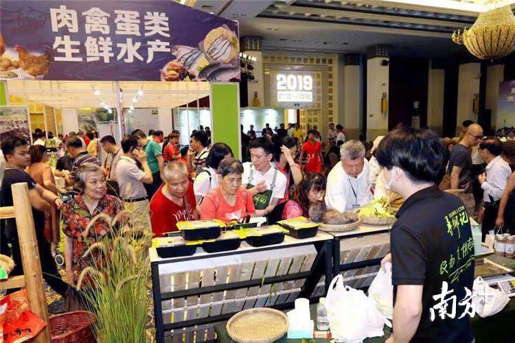 11月8日，广州北京路的广百百货，“清远农产品进广百之夜”获市民热捧。广清农业众创空间供图