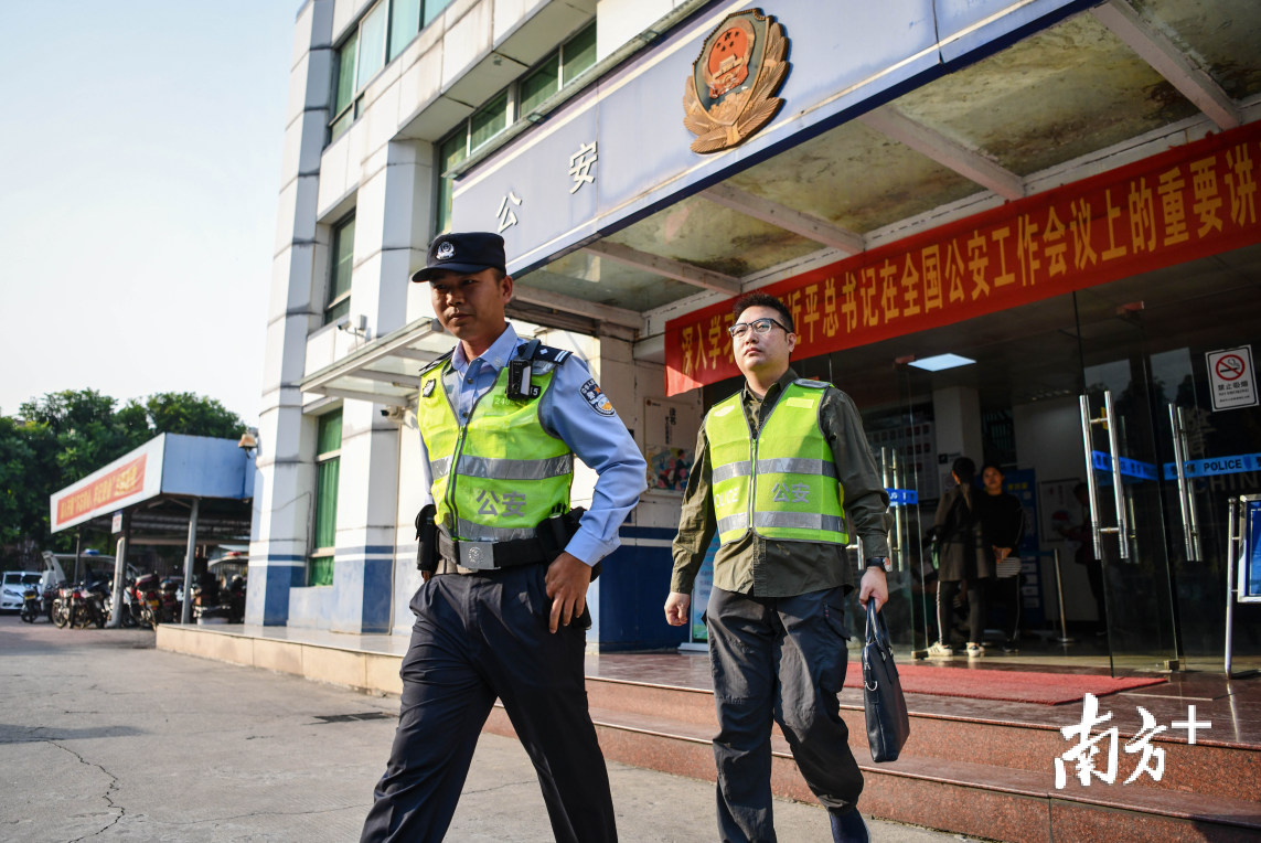 记者穿上警用反光背心等装备,随林警官一同到附近一处在建楼盘处理警情。 记者 曾亮超 摄 记者穿上警用反光背心等装备,随林警官一同到附近一处在建楼盘处理警情。 记者 曾亮超 摄