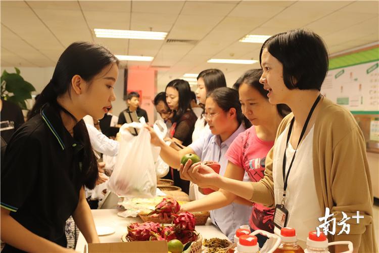 10月10日，在广州市财政局，清远农产品首次进入机关食堂开展展销活动。广清农业众创空间供图