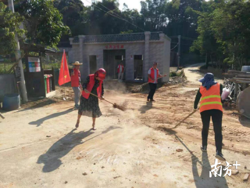 护南村发动广大村民群众开展人居环境整治工作。