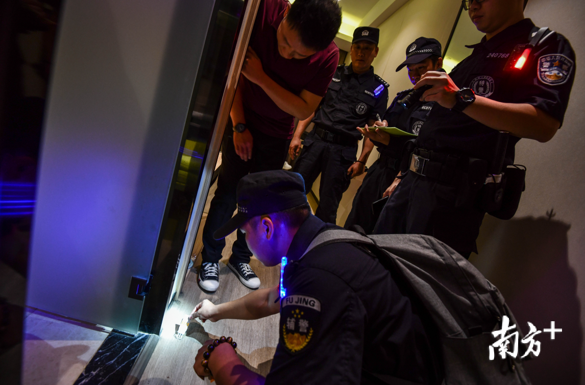 在旅业清查行动中,警察抽检了几名客人,对其进行尿检确认无吸毒行为。 记者 曾亮超 摄 在旅业清查行动中,警察抽检了几名客人,对其进行尿检确认无吸毒行为。 记者 曾亮超 摄