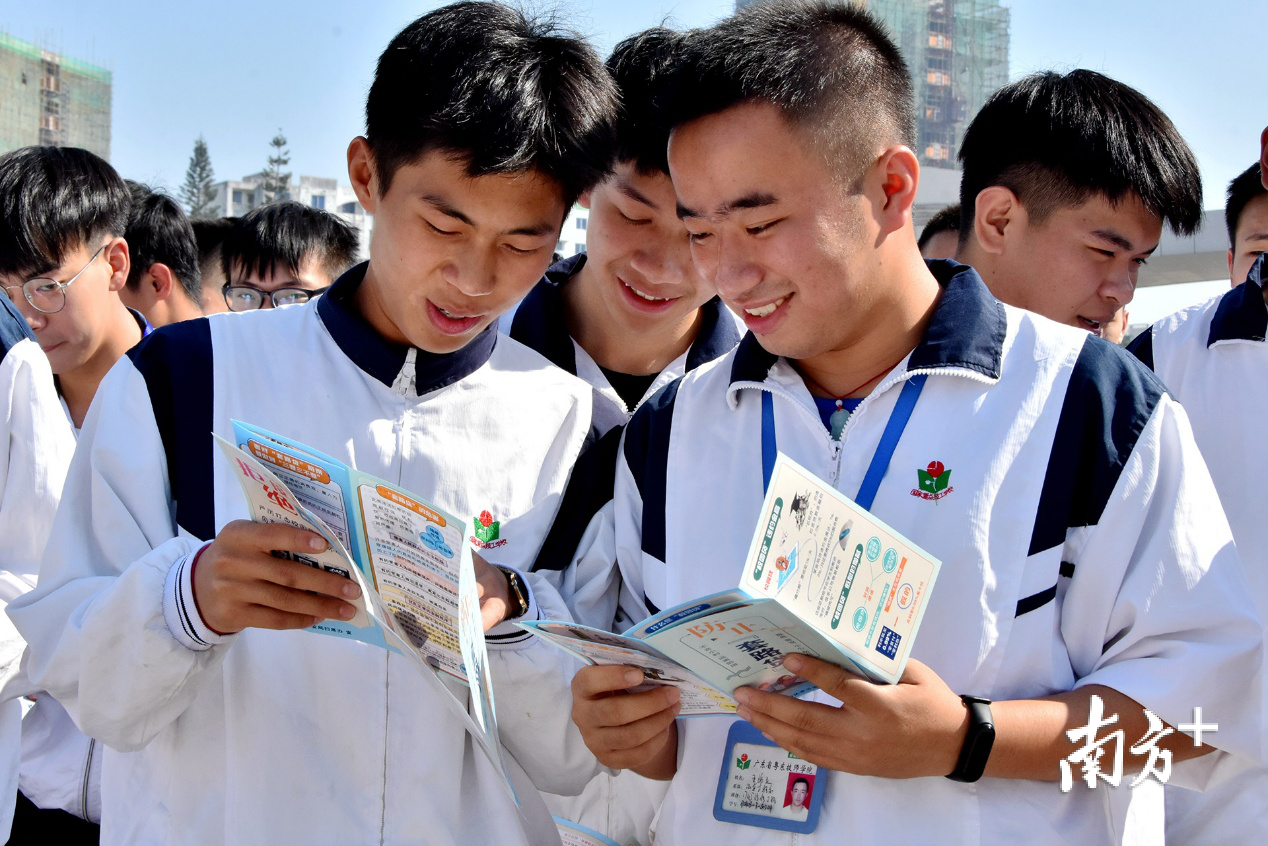 学生们认真了解防范“校园贷”常识。