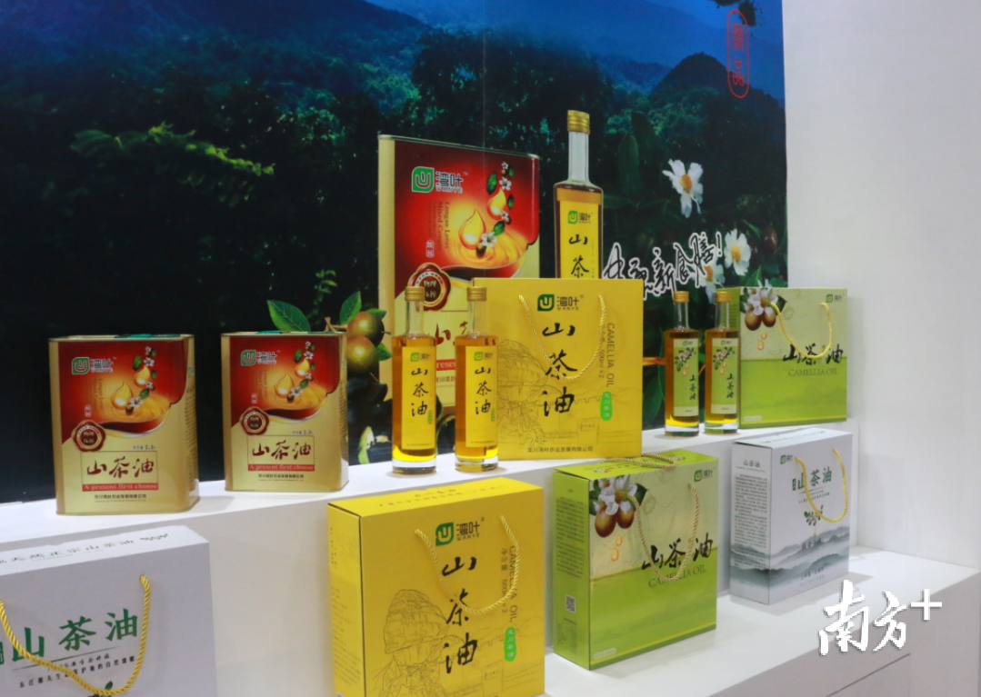 龙川生产出来的茶油产品。