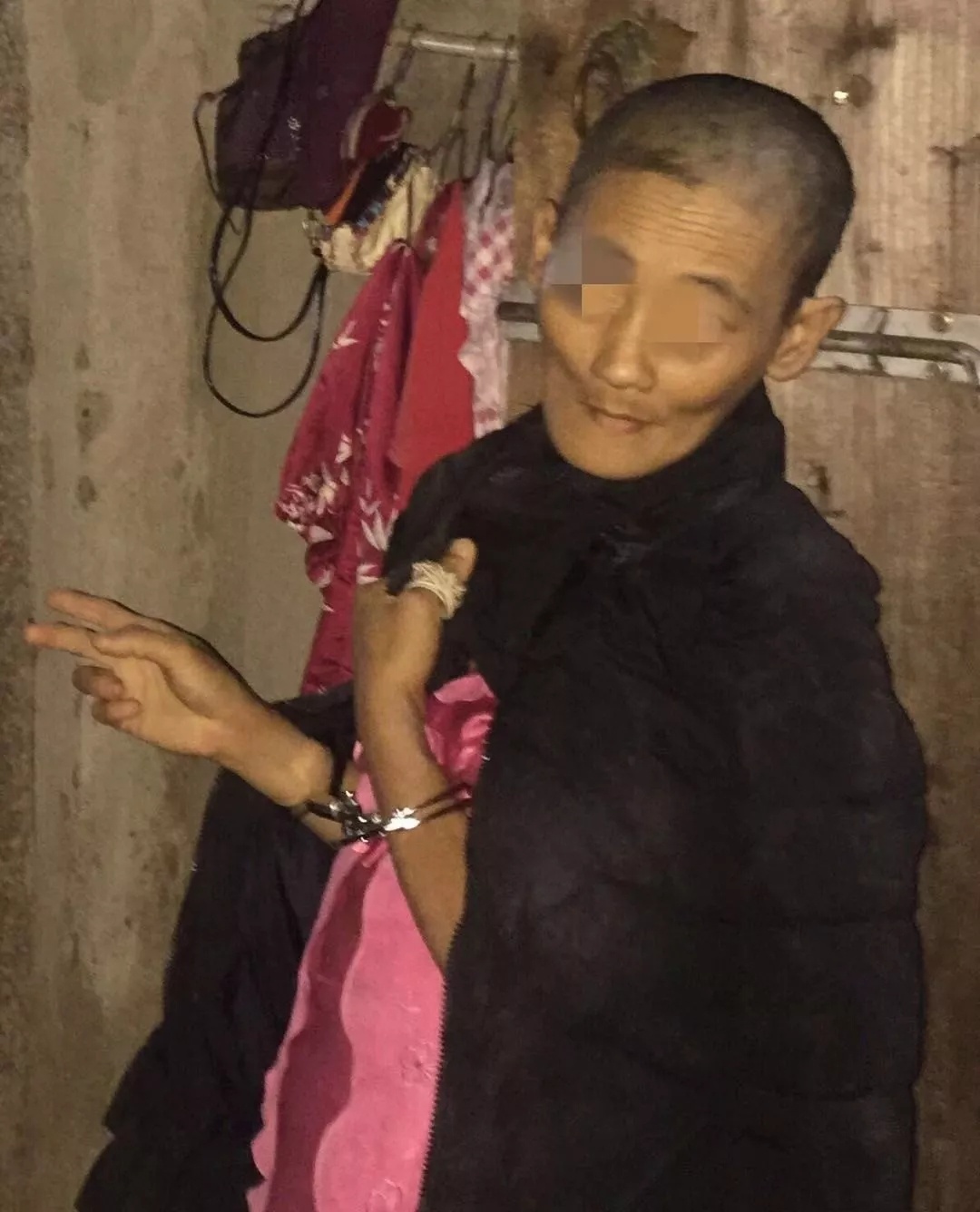 图为林某娟案发当场照片。因长时间受毒品荼毒，早已形容枯槁