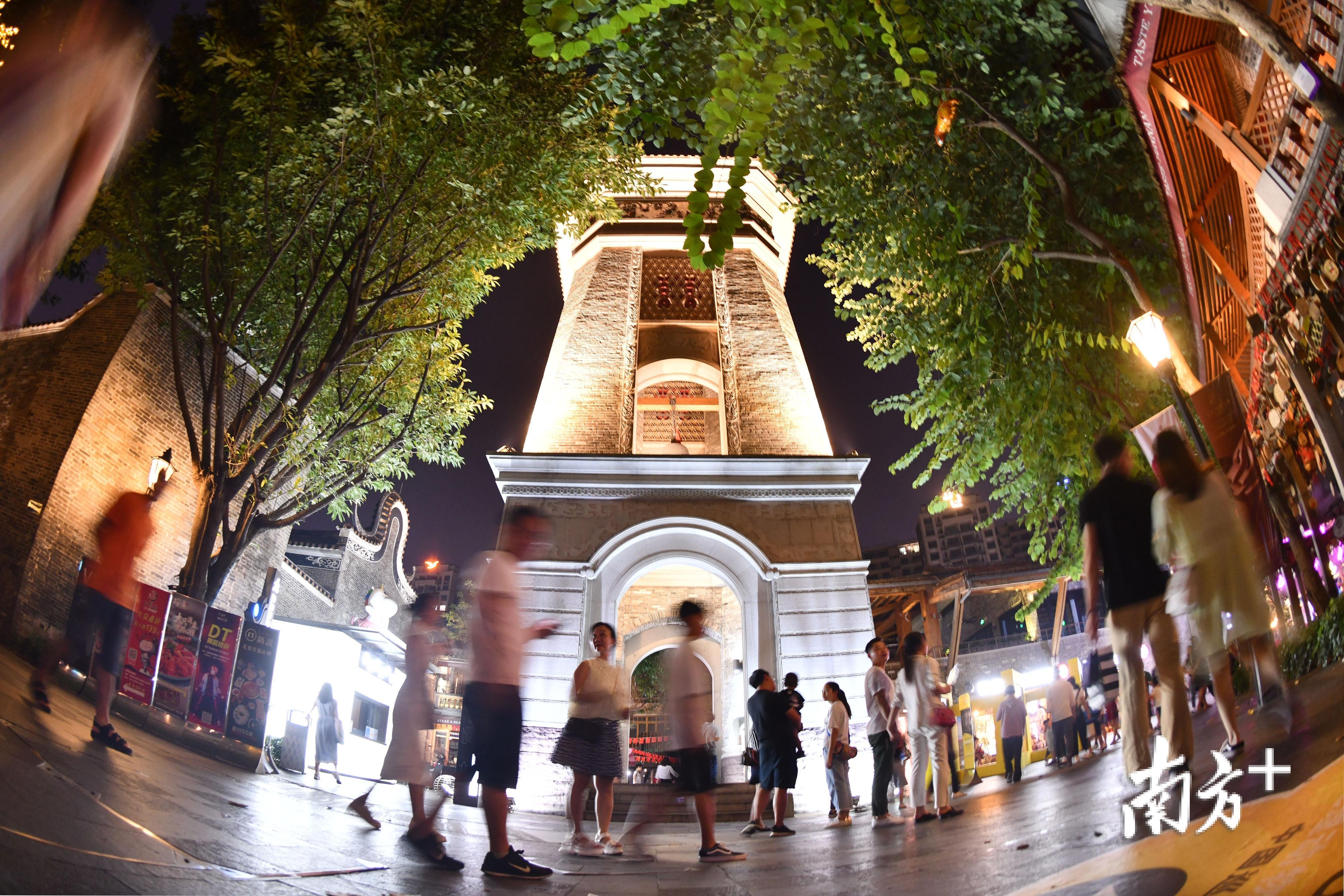 夜晚的佛山岭南天地灯光闪耀,不少游客在此逛街消费。戴嘉信 摄 夜晚的佛山岭南天地灯光闪耀,不少游客在此逛街消费。戴嘉信 摄