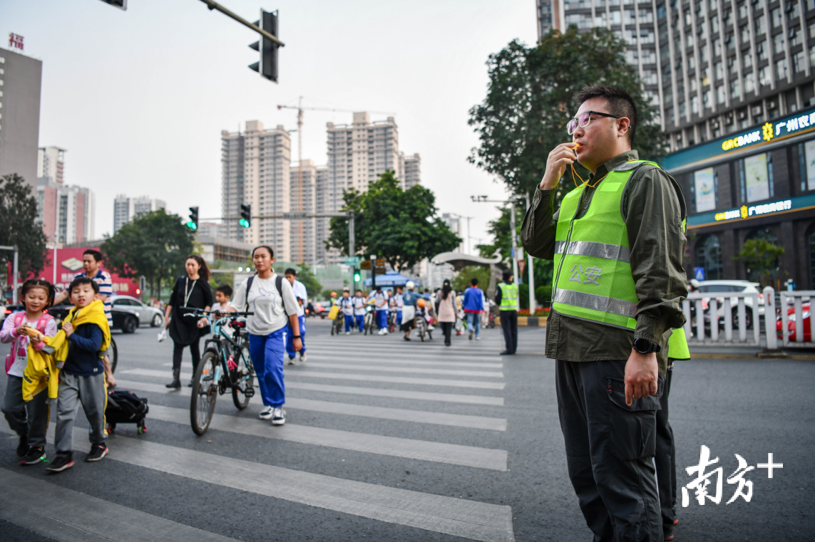 人民路与凤翔大道交汇处,记者体验做一名交通劝导员,亲身感受他们的忙碌与辛劳。 记者 曾亮超 摄 人民路与凤翔大道交汇处,记者体验做一名交通劝导员,亲身感受他们的忙碌与辛劳。 记者 曾亮超 摄