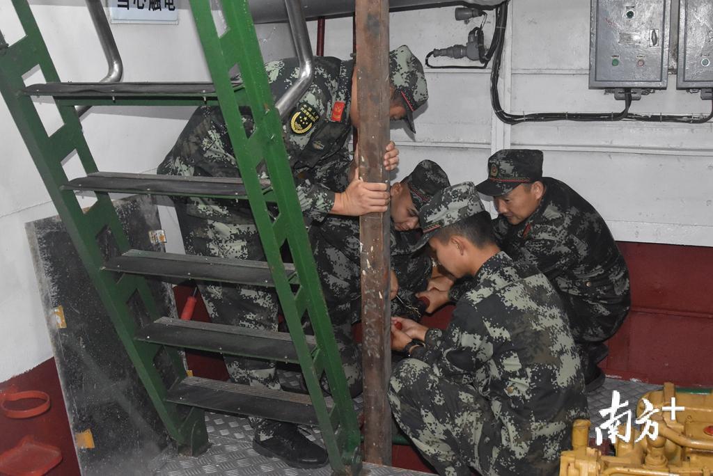 执法员进行舰艇损管科目训练。 执法员进行舰艇损管科目训练。