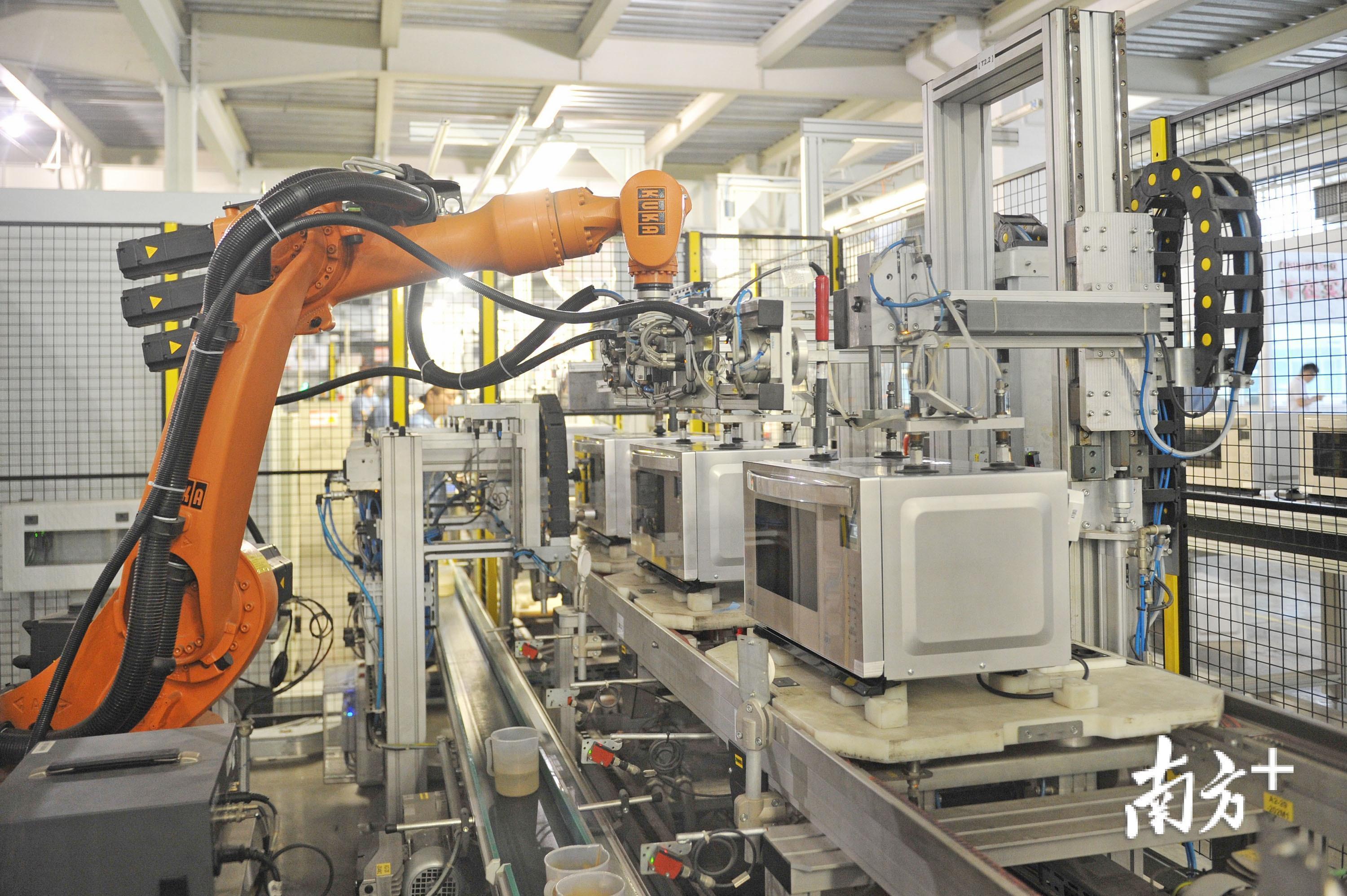 格兰仕自动化生产线。戴嘉信 摄