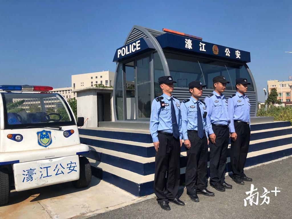 濠江在全区布设17个治安岗亭，织就治安防控网。余丹 摄
