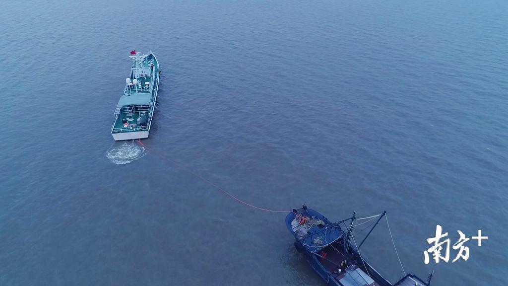 舰艇对无动力船进行拖带。 舰艇对无动力船进行拖带。