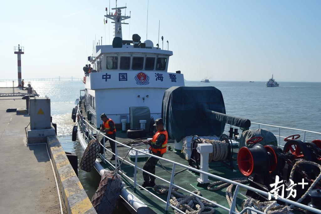 汕头海警局舰艇进行离靠码头科目训练。 汕头海警局舰艇进行离靠码头科目训练。