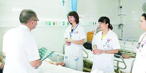 覃健英(中)与邵平医务人员进行病情会诊交流。受访者供图 覃健英(中)与邵平医务人员进行病情会诊交流。受访者供图