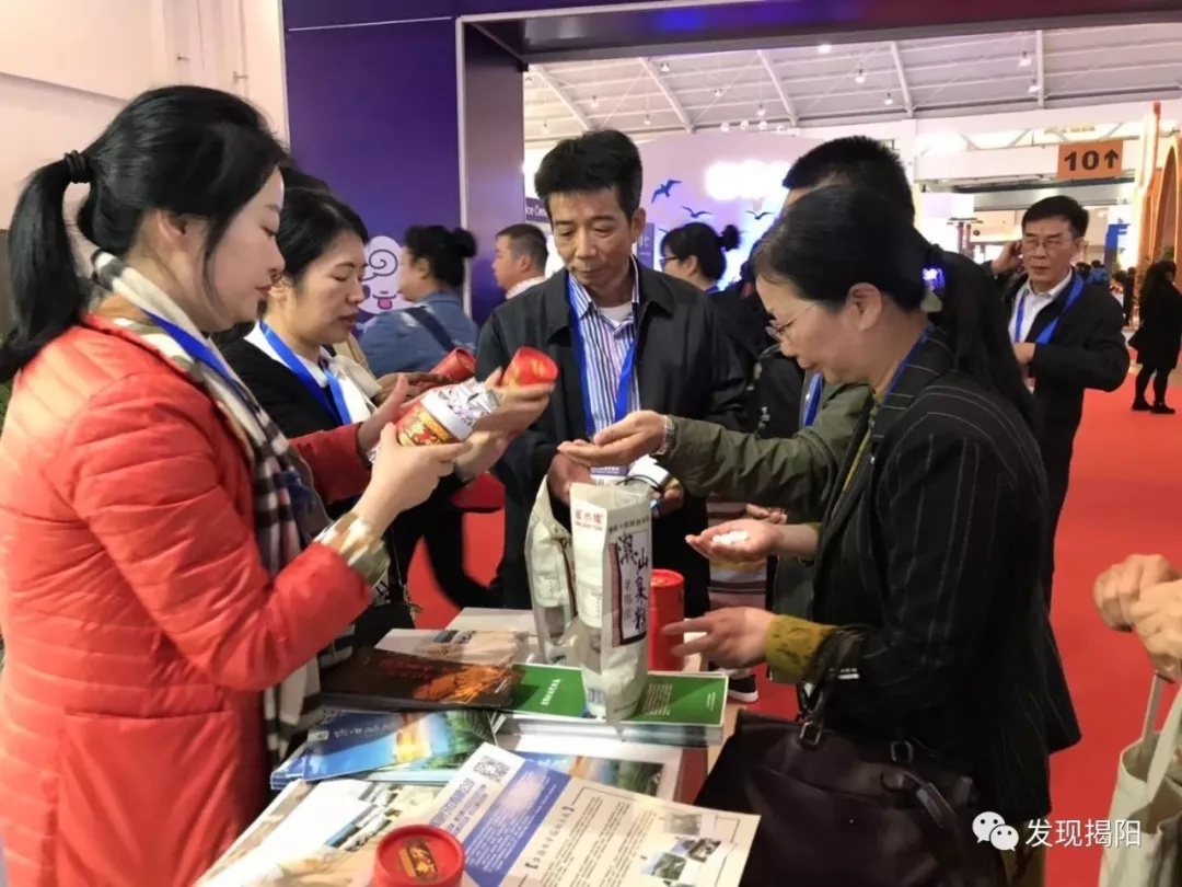 ▲揭阳展位前，香脆的束砂、爽滑的潮汕草粿、酸甜的佛手和老陈皮果糕等揭阳旅游手信备受青睐，不少人纷纷一边翻阅揭阳文旅宣传手册，一边品尝特色手信，详细了解潮汕美食和揭阳文旅产品。